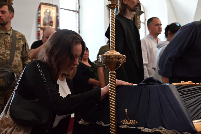 Зі скрипалем та воїном Давидом Якушиним, який загинув у бою з окупантами, попрощалися в Києві 17