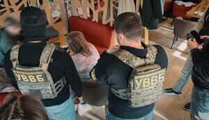 Затримано адвокатку, яка запропонувала прикордоннику $5000 за переправлення ухилянта. ФОТОрепортаж
