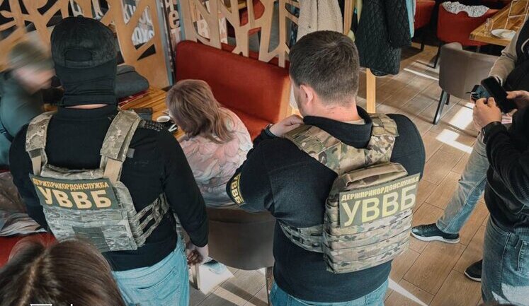 Затримано адвокатку, яка запропонувала прикордоннику $5000 за переправлення ухилянта. ФОТОрепортаж