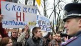 "Табачник - зло, хуже ГМО": львовские студенты потолкались с милицией. ФОТОрепортаж