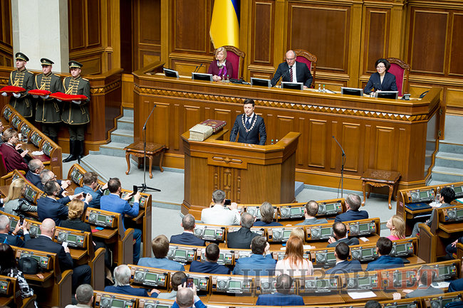 Зеленский с булавой, отвернувшийся Порошенко, Савченко в медалях, смеющиеся Луценко и Грицак, - инаугурация шестого Президента Украины Зеленского 36