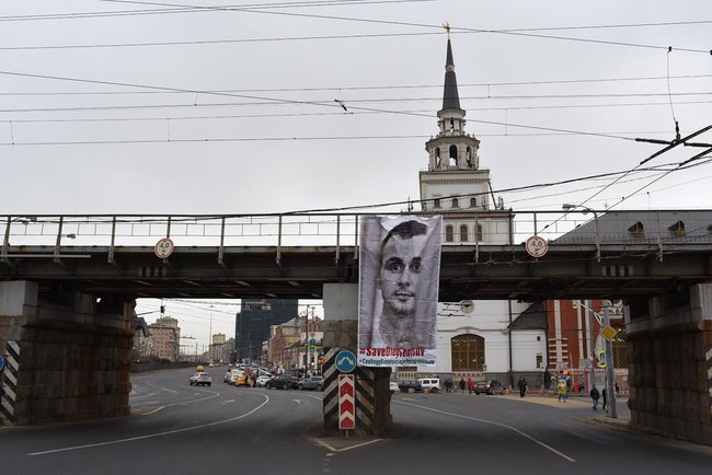 Активисты вывесили трехметровый баннер в поддержку Сенцова в Москве 01