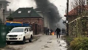 Біля будинку екс-міністра Ставицького в Києві палили шини. ФОТОрепортаж