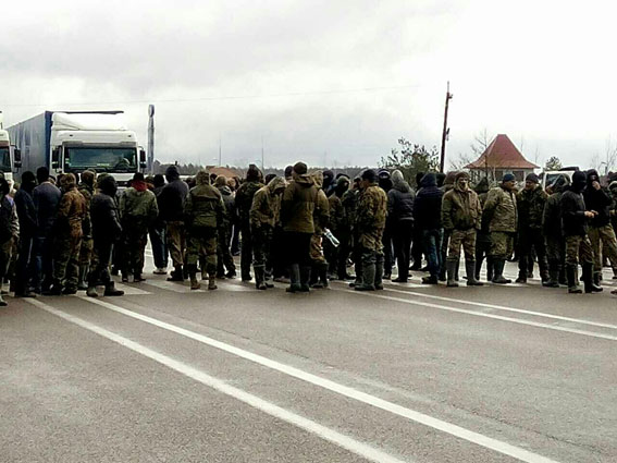 В Ривненской области протестующие перекрыли трассу Киев-Ковель, требуя разрешения добывать янтарь, - Нацполиция 01