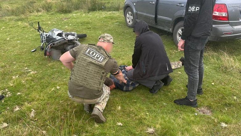 В Ровенской области задержали 19-летнего организатора незаконной переправки призывников за границу