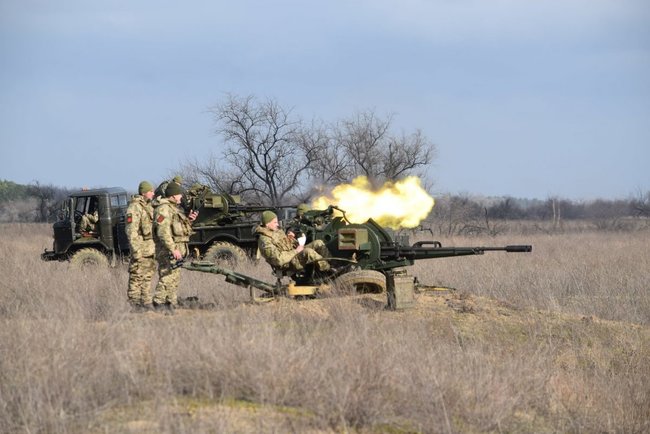 Піхотинці на Херсонщині тренуються знищувати наземні цілі з зенітних установок 08