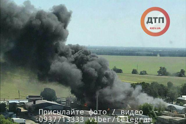 Масштабна пожежа в Броварах: спалахнули склади з пальним 01