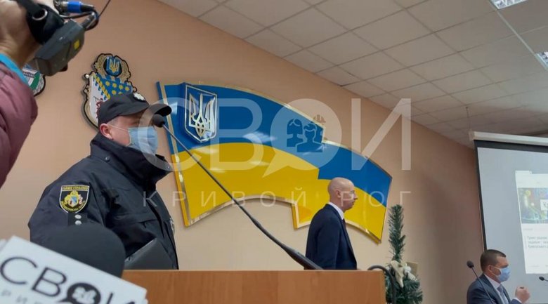 Слуги народу Фастовець та Векленко з групою тітушок намагались зірвати сесію Криворізької райради, - ЗМІ 14