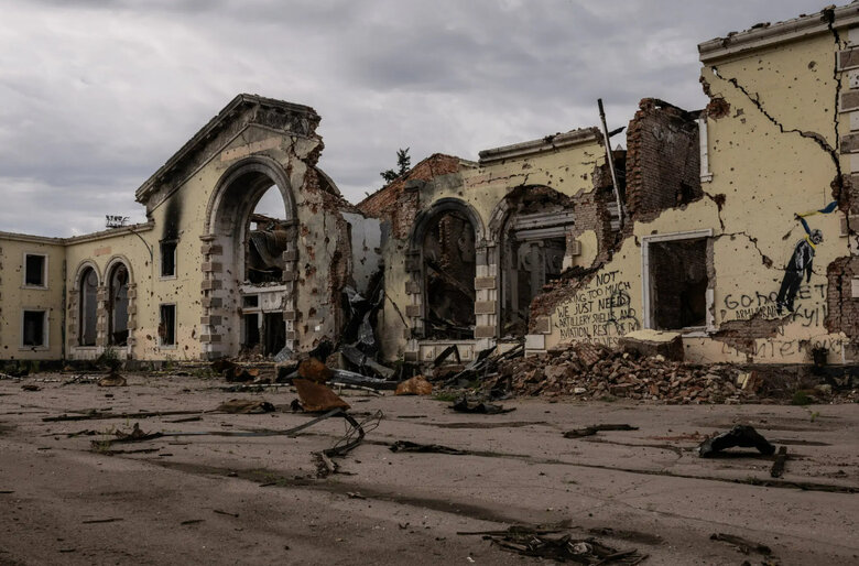 Графіті на розбомбленій залізничній станції в Костянтинівці