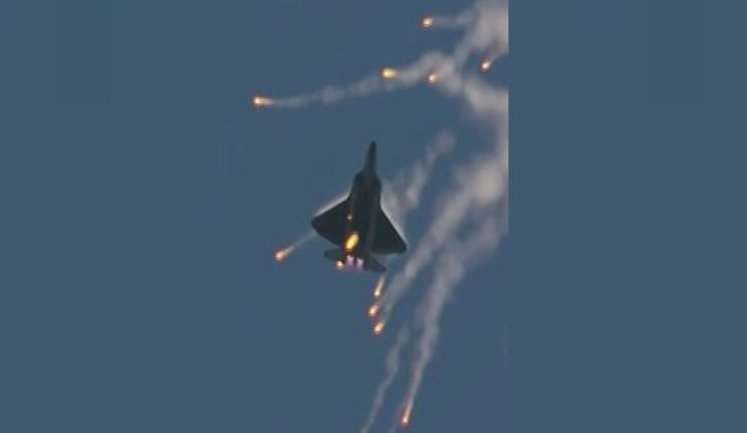 Цього не вміє жоден російський літак: Повітряний дрифт на F-22 Raptor ВПС США. ВIДЕО