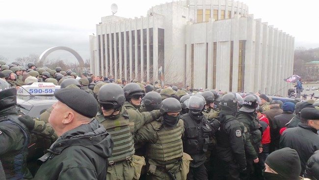 Автомобіль зі Саакашвілі заблоковано, поліція спробувала прорватися, але безуспішно, застосовується газ 11