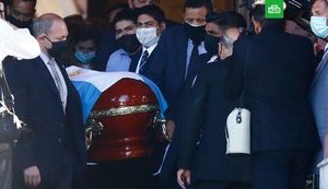 Тело Марадоны запретили кремировать из-за дела об отцовстве