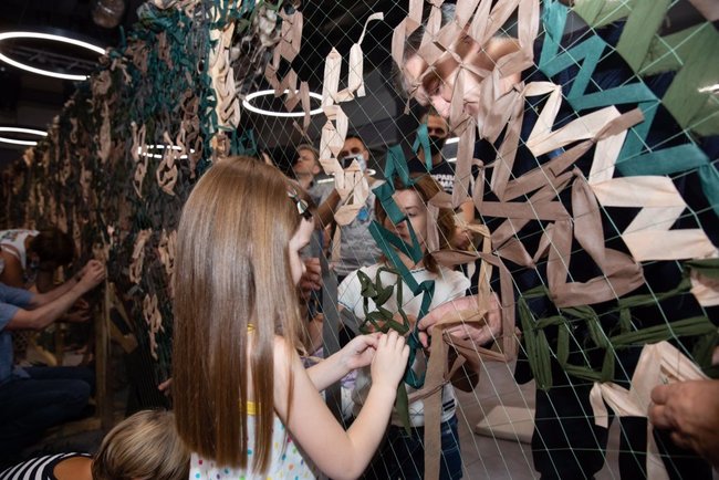 Более сотни волонтеров за день сплели для фронта четыре маскировочные сетки размером 9 на 12 метров, - Европейская Солидарность 05