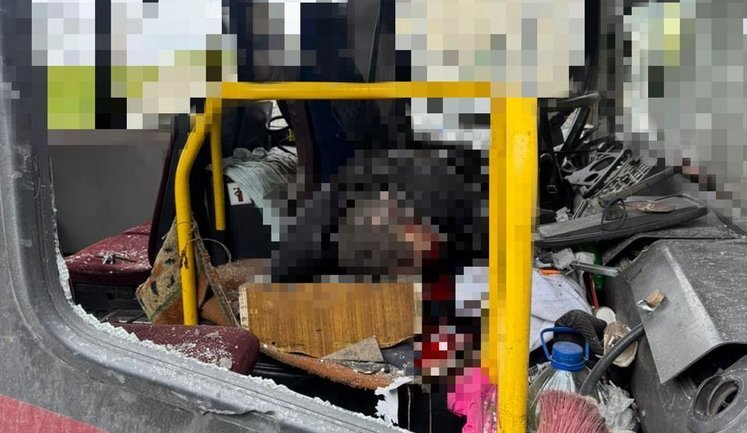 Росіяни вдарили по маршрутці в Херсоні: загинув водій, п’ятеро осіб поранено. ФОТО