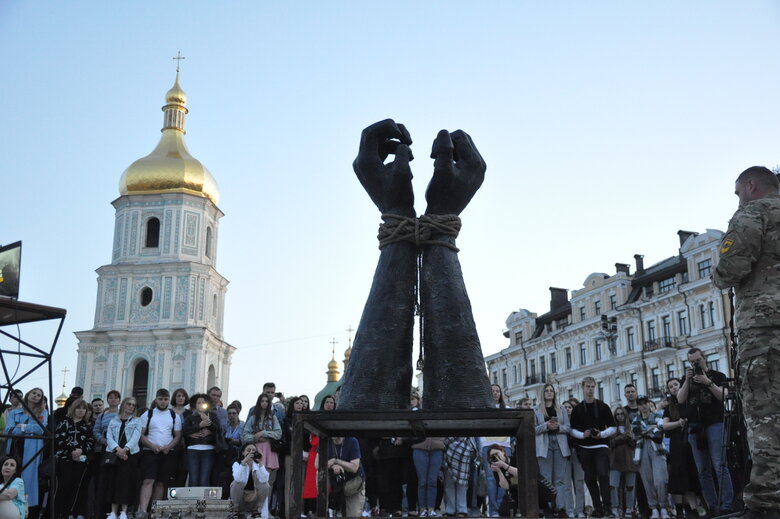 У Києві відкрили інсталяцію-символ стійкості та віри українських військовополонених із Азовсталі 22