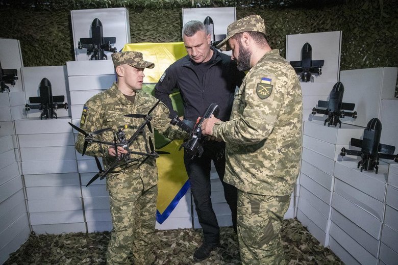 Бойцы 225 ОШП получили БПЛА от общины Киева
