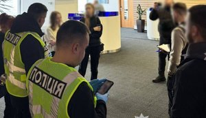 У Києві викрили схему переправлення іноземців через кордон під виглядом волонтерства. ФОТОрепортаж