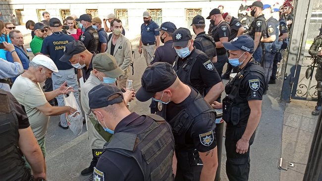 Участники акции протеста пришли к Офису Президента 04