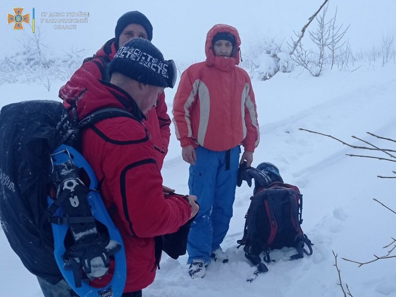 Спасатели, полицейские и волонтеры третьи сутки ищут в Закарпатье мужчину, который катался на снегоходе и заблудился 02