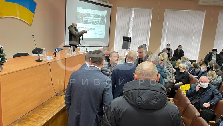 Слуги народу Фастовець та Векленко з групою тітушок намагались зірвати сесію Криворізької райради, - ЗМІ 01