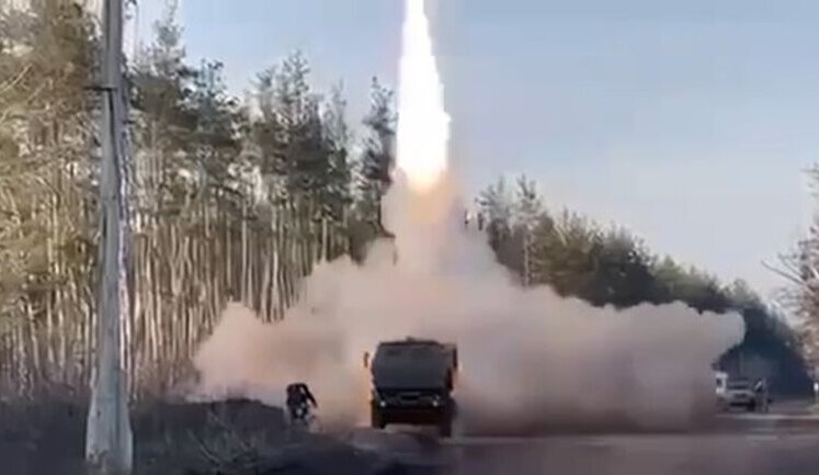 Велосипедист проїжджає повз українську РСЗВ, що здійснює пуск ракети. ВIДЕО