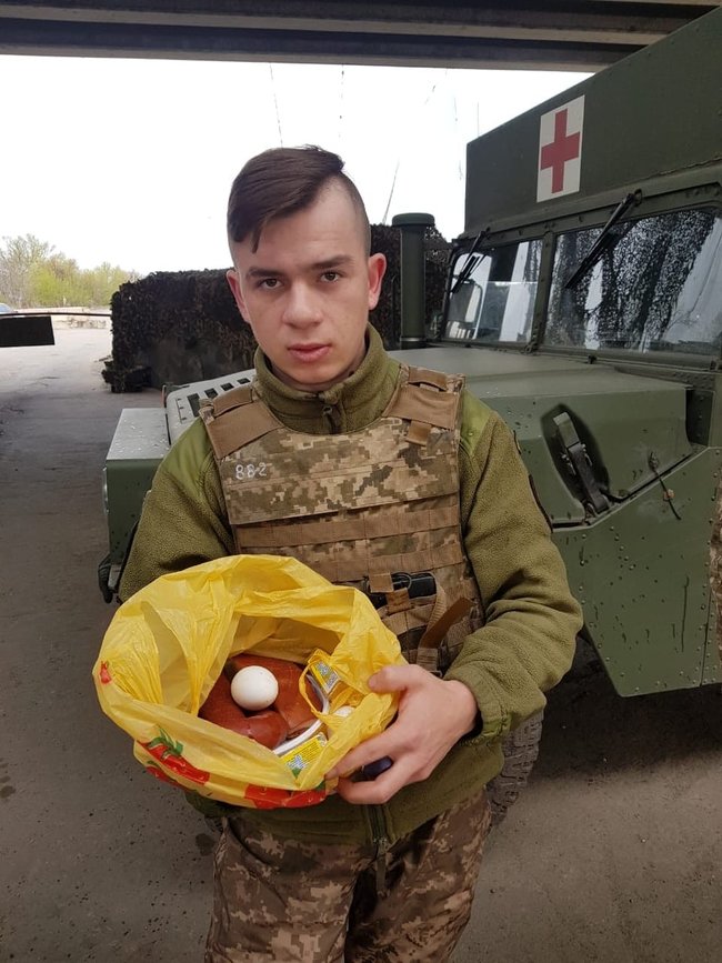 Московські найманці обстріляли нас, тому після обіду ми вже тримали в руках автомати: як українські воїни святкували Великдень на фронті 05