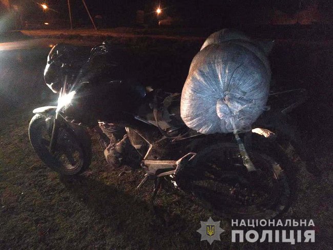 На Рівненщині місцевий житель перевозив на мопеді мішок із 41 кг бурштину, - Нацполіція 01
