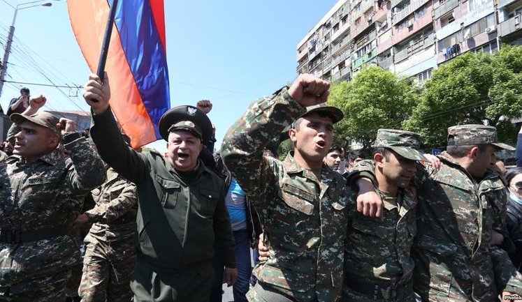 К протестующим в Ереване присоединились военные. ВИДЕО