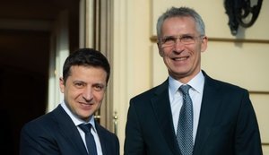 Столтенберг подзвонив Зеленському у зв'язку з діями Росії: "НАТО твердо підтримує суверенітет і територіальну цілісність України"