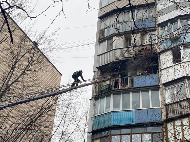 Людина загинула під час пожежі в столичній багатоповерхівці 01