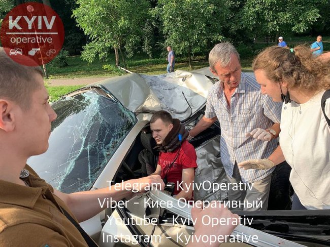 У центрі Києва Mazda вилетіла з дороги і врізалася в стовп, є постраждалий 02