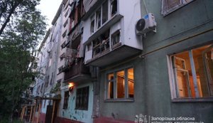 У Запоріжжі через атаку РФ спалахнула пожежа в багатоповерхівці. ФОТОрепортаж