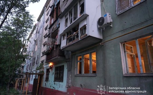 У Запоріжжі через атаку РФ спалахнула пожежа в багатоповерхівці. ФОТОрепортаж