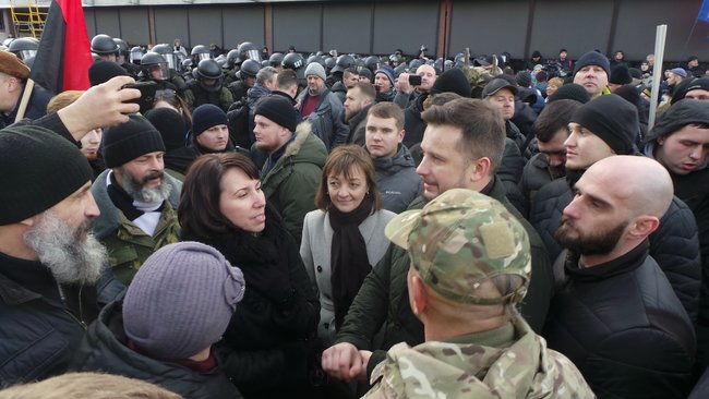 Митингующие против рынка земли установили под Радой палатки 18