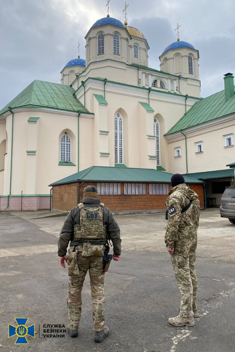 Обшуки у єпархіях УПЦ МП у 4 областях: виявлено агітаційні листівки об’єднання Медведчука, російські триколори та колишні склади окупантів, - СБУ 01