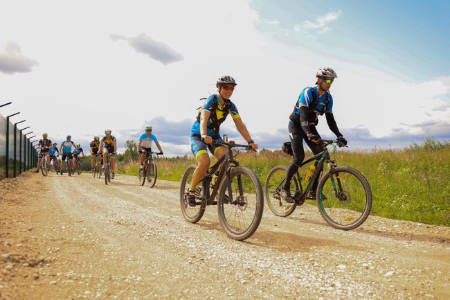 Президент Естонії Кальюлайд на велосипеді проінспектувала кордон із РФ 01