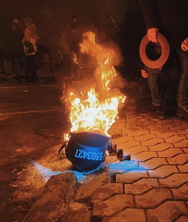 Учасники акції на підтримку Стерненка відібрали в поліції кілька шоломів і спалили їх 03