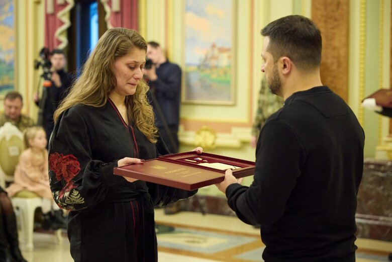 Зеленський вручив військовим та рідним загиблих героїв ордени Золота Зірка й сертифікати на квартири 05