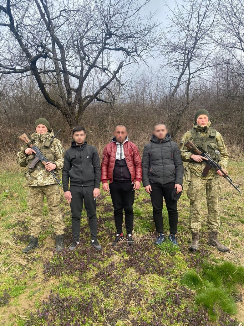 10 порушників кордону затримали на Закарпатті 02