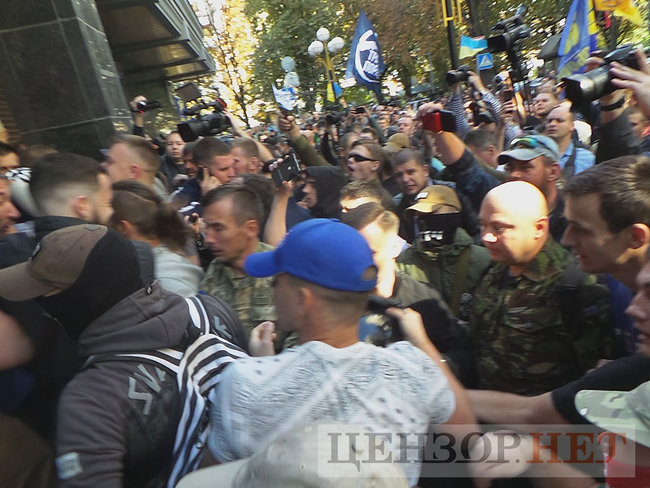 Під час мітингу під ГПУ проти екстрадиції в РФ Тумгоєва сталися сутички: мітингувальники бють вікна, їх у відповідь поливають водою зі шлангів 12