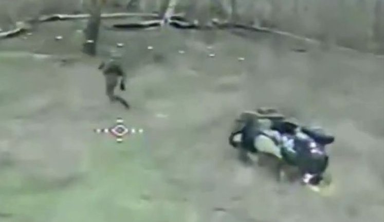 Смертельное ралли под Дроновкой: дрон 81-й бригады эффектно уничтожил оккупанта на квадроцикле. ВИДЕО