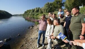 Представники влади Чернігівщини і Міндовкілля на місці забруднення води у Десні