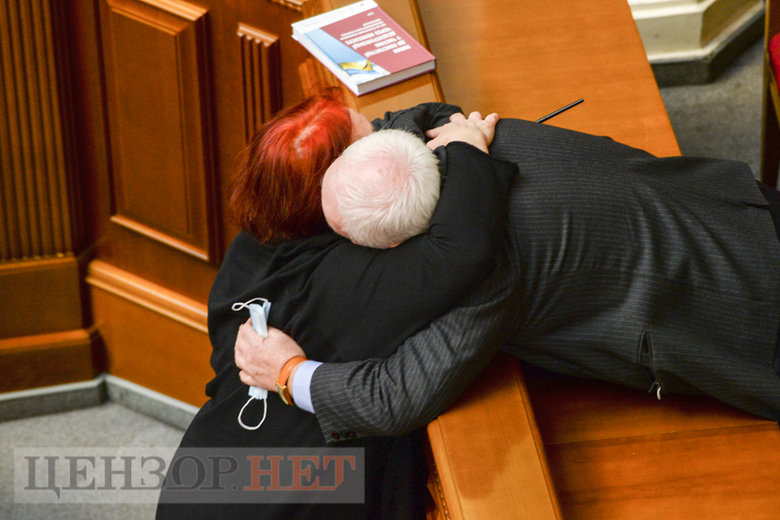 Слуги народа смеются над политическими мемами, выход Сохи из СН, разговор Разумкова с Николаенко и игра на телефоне Задорожного, - работа Рады 30 ноября 22