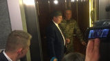 Муженко поїхав на ліфті від журналістів, які розпитували про трагедію Су-27 на Вінниччині. ВIДЕО