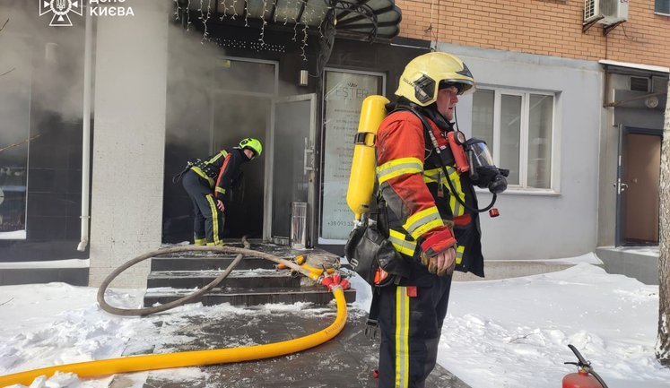 У Печерському районі Києва в салоні краси загорівся генератор. ФОТОрепортаж
