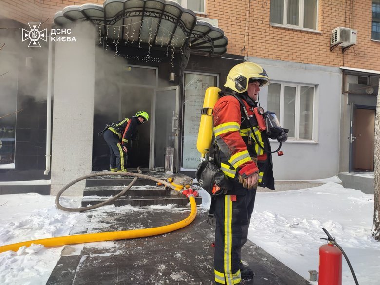 У Києві в салоні краси спалахнув генератор