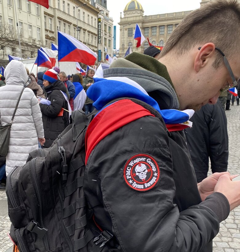 В Чехии вынесли приговор мужчине, пришедшему на акцию с шевронами ЧВК Вагнер и символом Z 02 В Чехии вынесли приговор мужчине, пришедшему на акцию с шевронами ЧВК Вагнер и символом Z 02