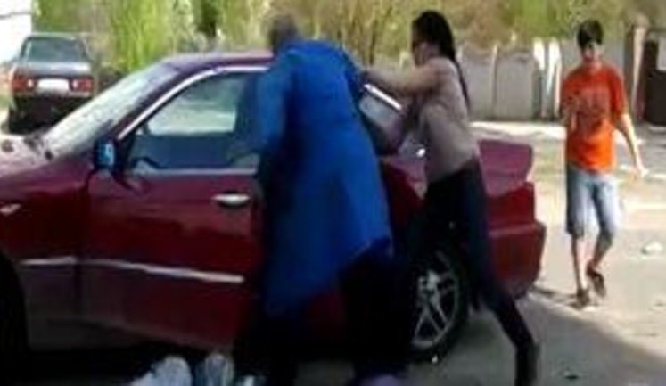 Пожилой дворник VS. наглая женщина на иномарке: "Вызвал милицию? - Они сбрасывают...". ВИДЕО