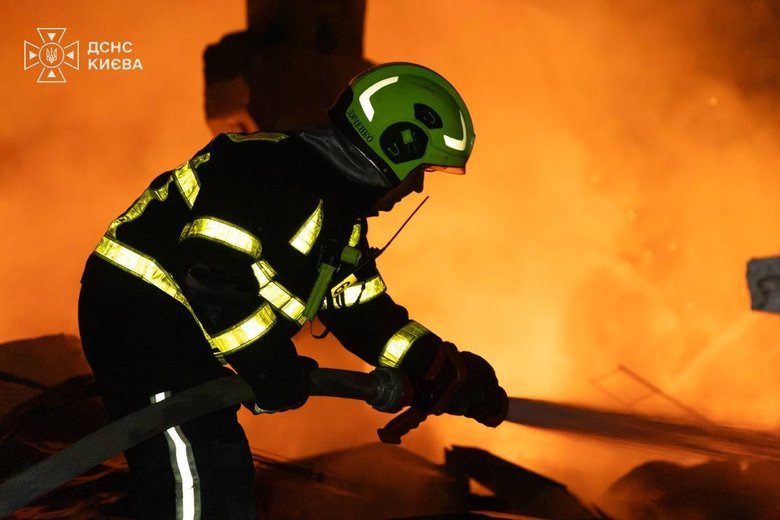 У Києві після удару РФ горів склад і пошкоджена лікарня