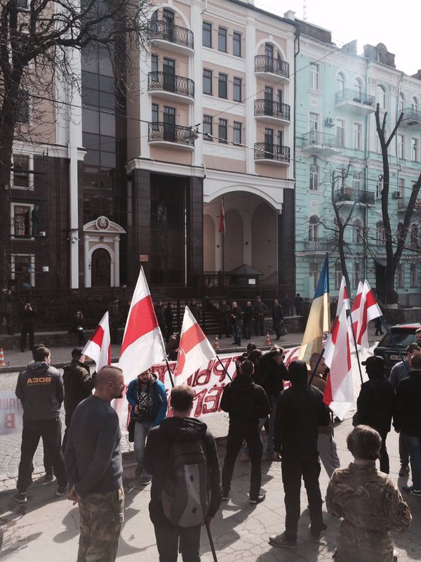 беларусь митинг посольство добровольцы